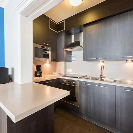 Near The Sea With Modern Comfort, Cleaning Included 아파트 *