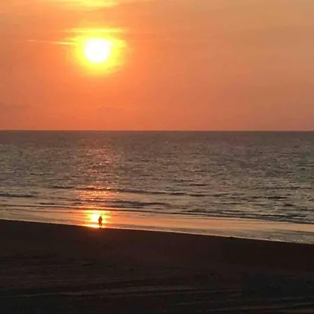 아파트 Near The Sea With Modern Comfort, Cleaning Included *