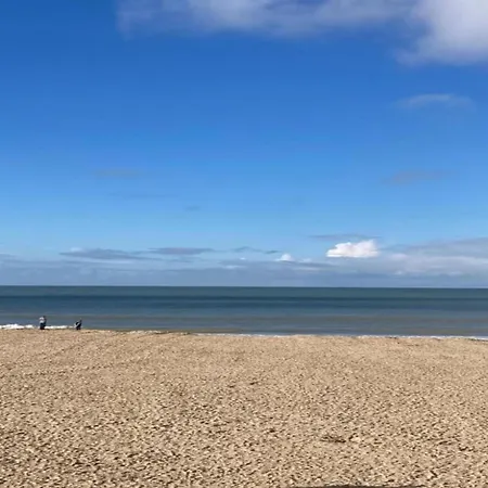 아파트 Near The Sea With Modern Comfort, Cleaning Included *